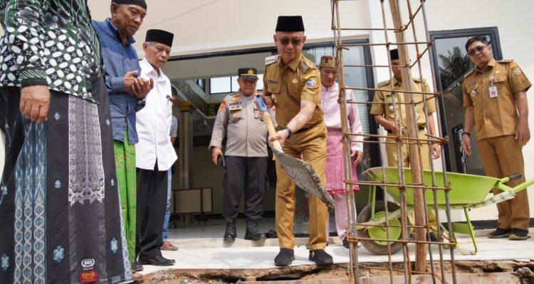 Wali Kota Pontianak, Edi Rusdi Kamtono meletakkan batu pertama pembangunan Masjid Nurul Islam di Jalan Paralel Tol, Kelurahan Tanjung Hilir, Kecamatan Pontianak Timur, Senin (07/08/2023). (Foto: Indri)