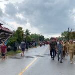 Gubernur Kalbar, Sutarmidji besama rombongan meninjau lokasi bencana angin puting beliung di Desa Semudun, Kabupaten Mempawah. (Foto: Jauhari)