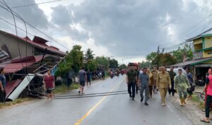 Gubernur Kalbar, Sutarmidji besama rombongan meninjau lokasi bencana angin puting beliung di Desa Semudun, Kabupaten Mempawah. (Foto: Jauhari)