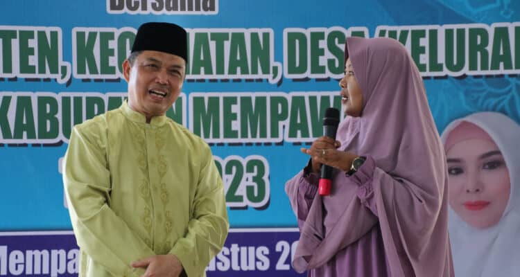 Wakil Gubernur Kalimantan Barat, Ria Norsan menjadi pembicara terkait penanganan stunting di Aula Bupati Kabupaten Mempawah, Sabtu (05/08/2022). (Foto: Biro Adpim For KalbarOnline.com)