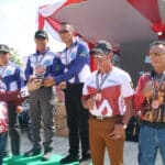 Sekda Provinsi Kalbar, Harisson menyerahkan hadiah kepada para pemenang lomba menembak antar Forkopimda Kalbar. (Foto: Biro Adpim For KalbarOnline.com)