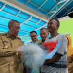 Temui Nelayan di Bengkayang, Sutarmidji Serahkan Bantuan Pukat dan Sertipikat TORA 5