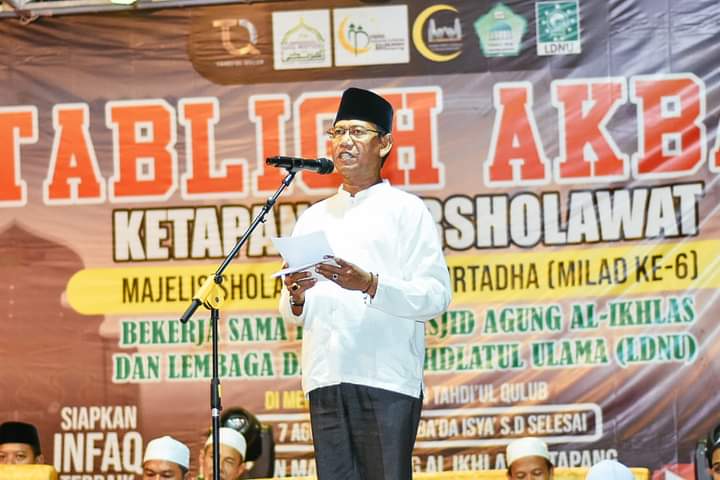 Wakil Bupati Ketapang, Farhan memberikan kata sambutan dalam acara Tabligh Akbar Ketapang Bersholawat, di halaman Masjid Agung Al-Ikhlas Ketapang. (Foro: Adi LC)