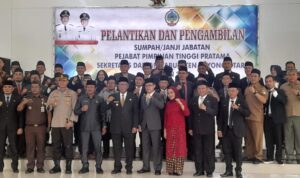 Foto bersama Pejabat Pimpinan Tinggi Pratama Pemerintah Kabupaten Kayong Utara, di Aula Istana Rakyat, Kecamatan Sukadana, Selasa, (08/08/2023). (Foto: Adi LC)