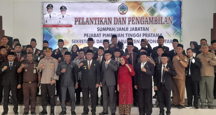 Foto bersama Pejabat Pimpinan Tinggi Pratama Pemerintah Kabupaten Kayong Utara, di Aula Istana Rakyat, Kecamatan Sukadana, Selasa, (08/08/2023). (Foto: Adi LC)