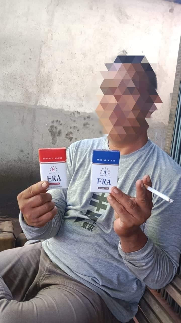 Penikmat rokok tanpa cukai merek ERA di Ketapang. (Foto: Adi LC)