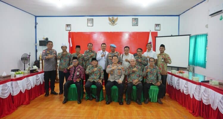 Kapolres Kapuas Hulu, AKBP Hendrawan foto bersama di Sekretariat FKUB Kabupaten Kapuas Hulu, Rabu (09/08/2023). (Foto: Ishaq)