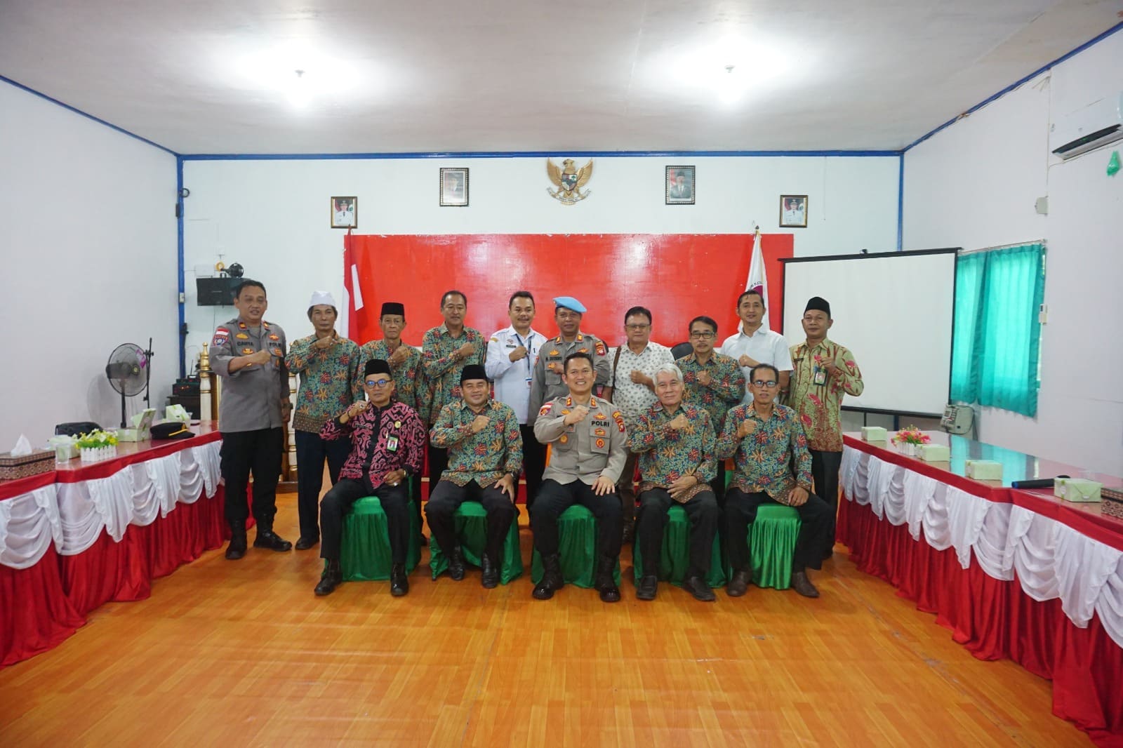 Kapolres Kapuas Hulu, AKBP Hendrawan foto bersama di Sekretariat FKUB Kabupaten Kapuas Hulu, Rabu (09/08/2023). (Foto: Ishaq)