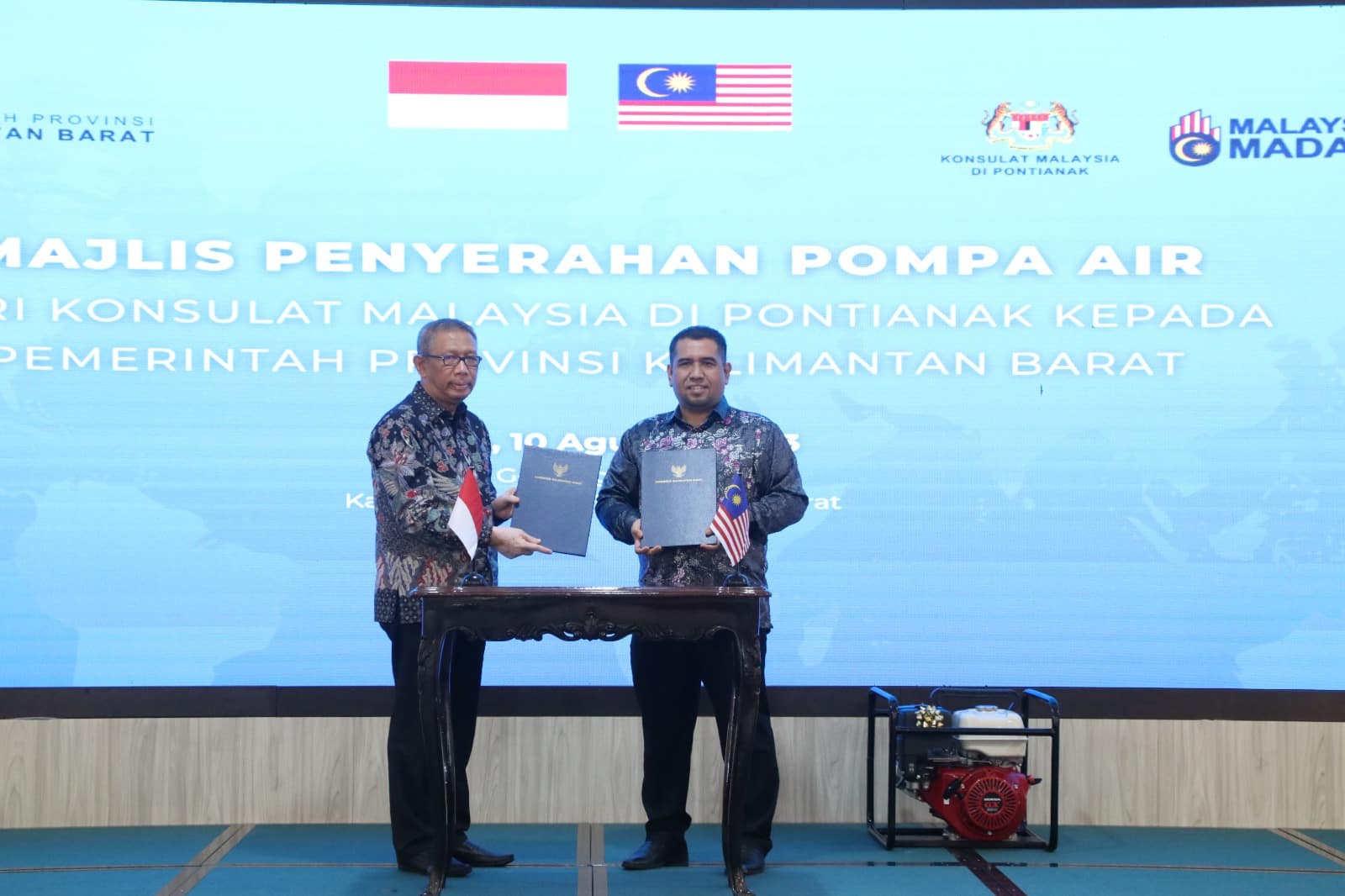 Gubernur Kalbar, Sutarmidji menerima penyerahan bantuan peralatan pemadam kebakaran dari Konsulat Malaysia di Pontianak, pada Kamis (10/08/2023), di Aula Garuda, Kantor Gubernur Kalbar. (Foto: Biro Adpim For KalbarOnline.com)