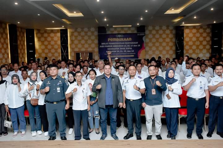 Foto bersama peserta DPM Juru Parkir dan Kecakapan Awak Kapal, di Aula Politeknik Ketapang, Rabu (09/08/2023). (Foto: Adi LC)