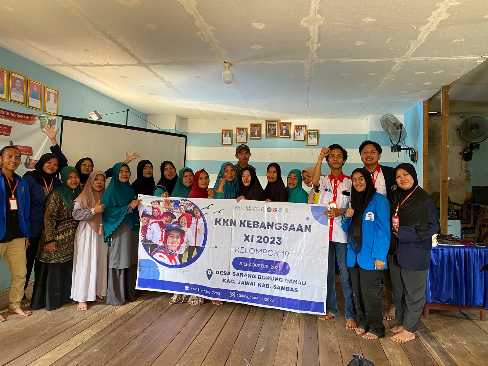 Peserta KKN Kebangsaan 2023 kelompok 19 yang diutus di Desa Sarang Burung Danau, Kabupaten Sambas. (Foto: Jau)