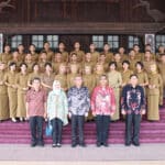 Gubernur Kalimantan Barat, Sutarmidji foto bersama para lulusan IPDN angkatan 30, di Pendopo Gubernur Kalbar, Selasa (10/08/2023). (Foto: Biro Adpim For KalbarOnline.com)