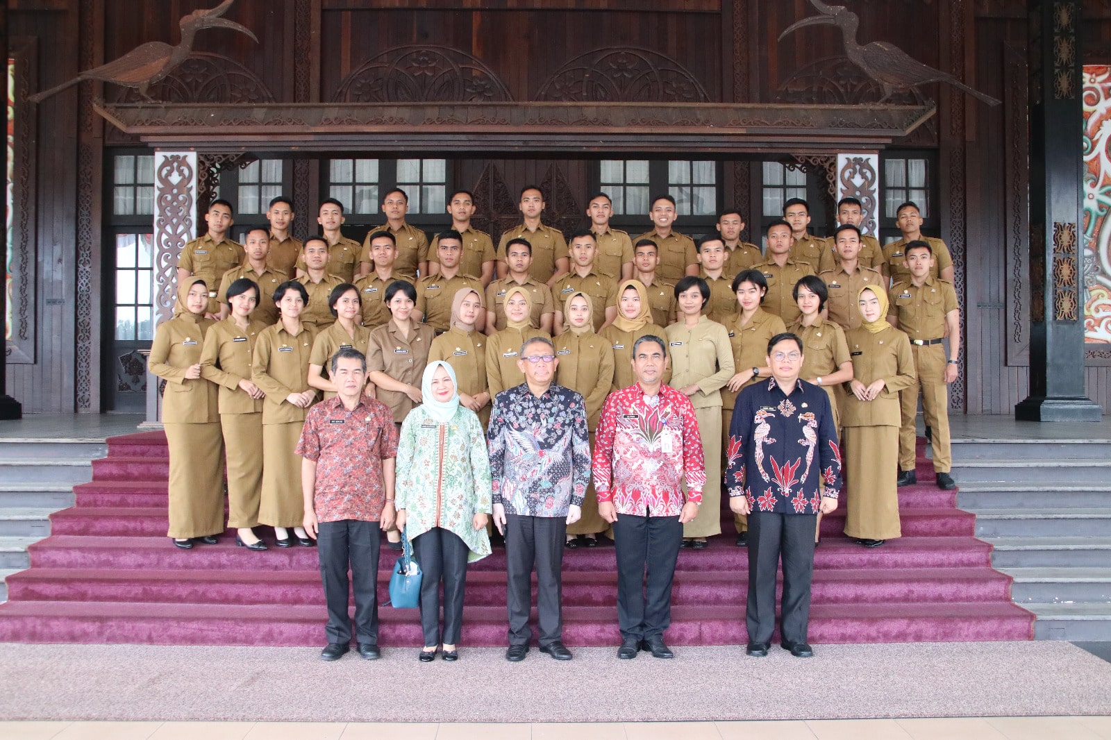 Gubernur Kalimantan Barat, Sutarmidji foto bersama para lulusan IPDN angkatan 30, di Pendopo Gubernur Kalbar, Selasa (10/08/2023). (Foto: Biro Adpim For KalbarOnline.com)