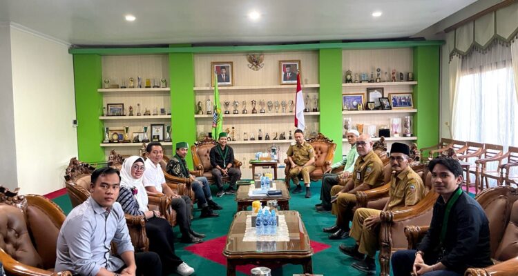 Wali Kota Pontianak, Edi Rusdi Kamtono menerima kunjungan Badko HMI Kalbar dan HMI Cabang Pontianak. (Foto: Indri)
