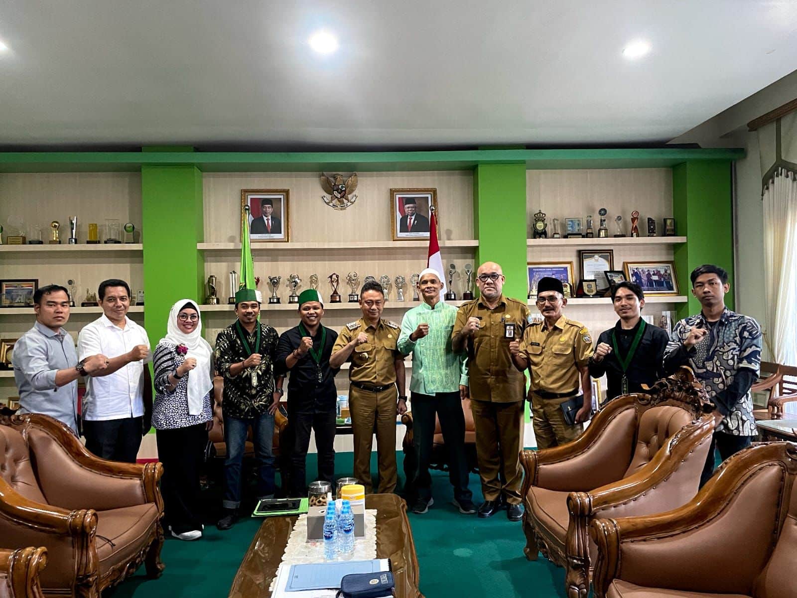 Wali Kota Pontianak, Edi Rusdi Kamtono foto bersama jajaran pengurus Badko HMI Kalbar dan HMI Cabang Pontianak. (Foto: Indri)