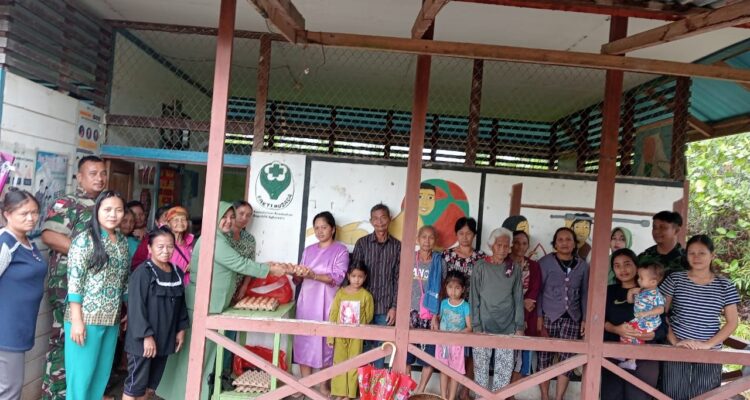 Koramil Silat Hilir bersama Persit KCK distribusikan bantuan 350 butir telur ke Posyandu Bunga Putat. (Foto: Ishaq)