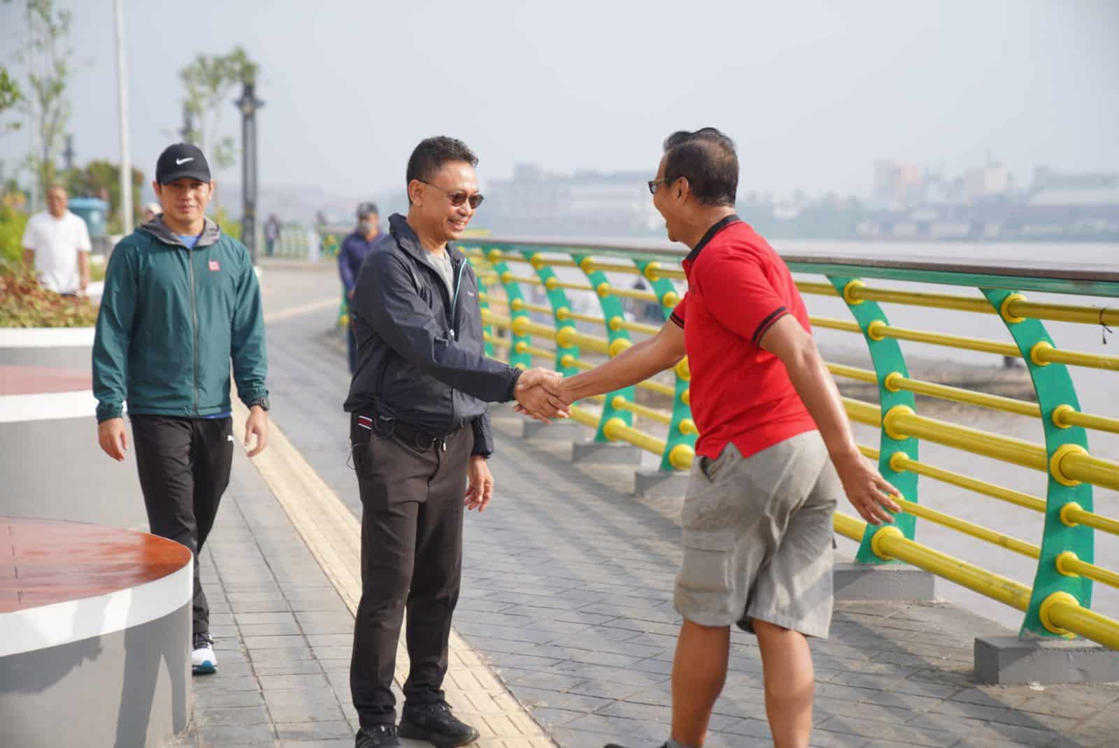 Wali Kota Pontianak, Edi Rusdi Kamtono bersalaman dengan warga yang sedang berolahraga di waterfront. (Foto: Indri)