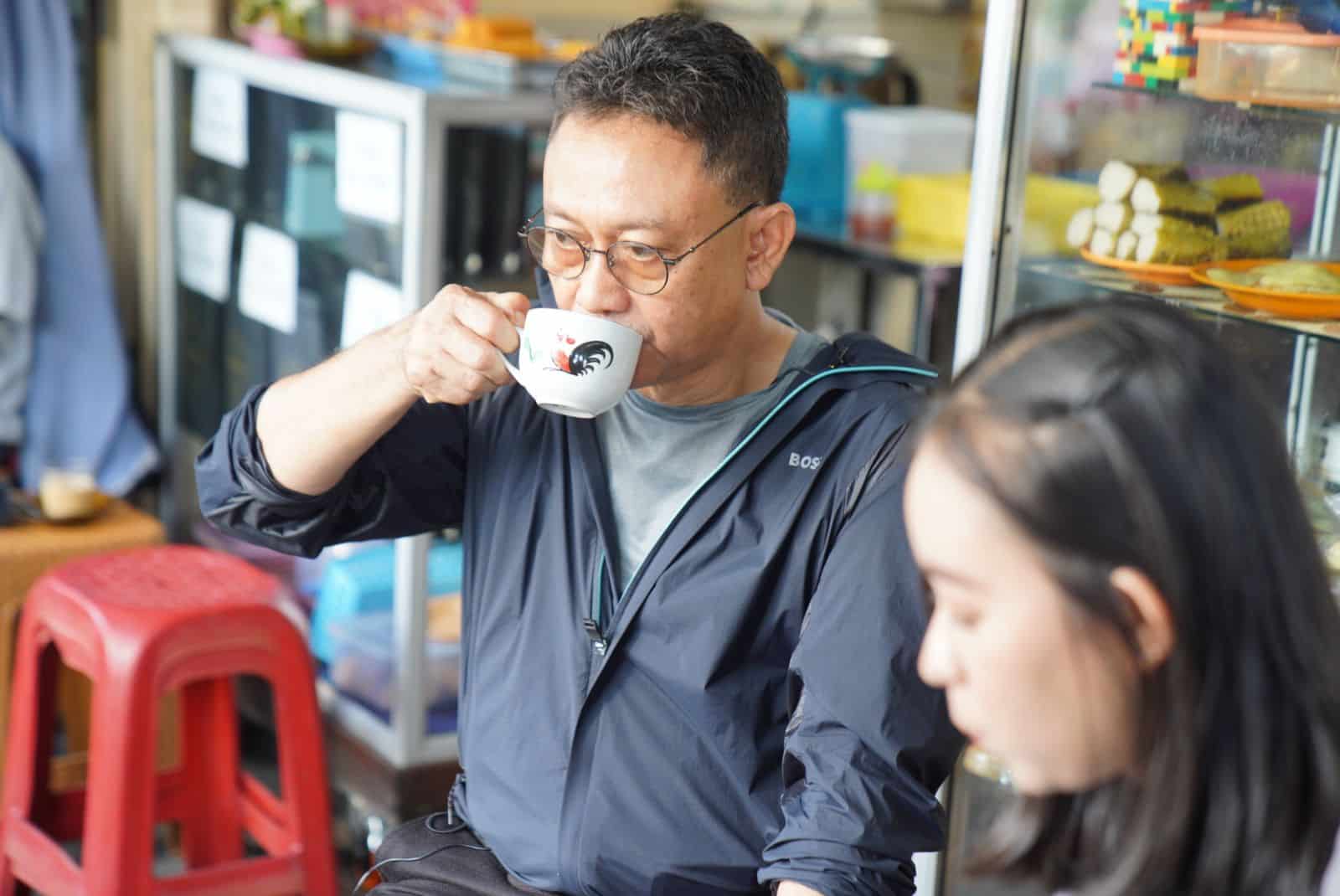 Wali Kota Pontianak, Edi Rusdi Kamtono menyeruput kopi di Warung Kopi Suka Hati, Jalan Tanjungpura, usai berolahraga, Sabtu (12/08/2023) pagi. (Foto: Indri)
