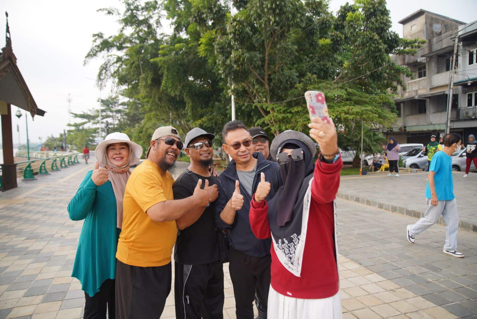 Wali Kota Pontianak, Edi Rusdi Kamtono berfoto selfie bersama warga yang sedang berolahraga di waterfront. (Foto: Indri)