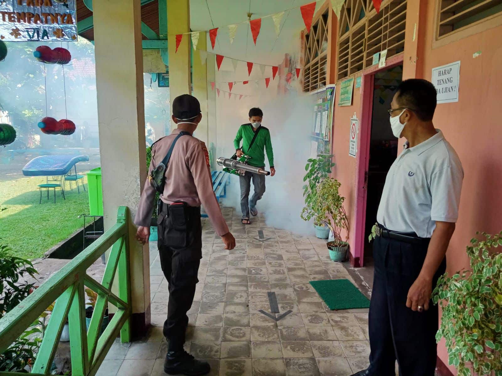 Petugas secara rutin melakukan fogging di lingkungan pemukiman dan sekolah-sekolah di Kota Pontianak. (Foto: Indri)