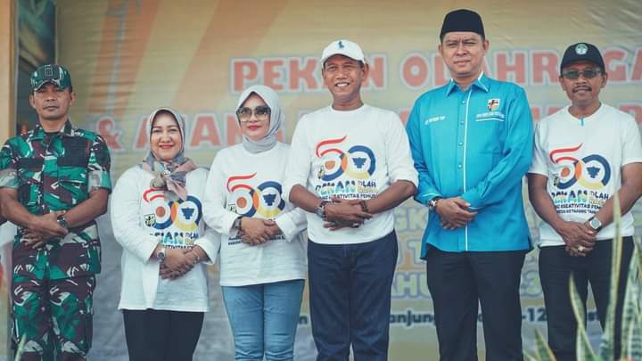 Wakil Bupati Ketapang, Farhan foto bersama usai membuka Pekan Olahraga dan Ajang Kreativitas Pemuda Tahun 2023 dalam rangka Hari Ulang Tahun ke-50 KNPI, di Keraton Matan Tanjungpura, Jumat (11/08/2023). (Foto: Adi LC)