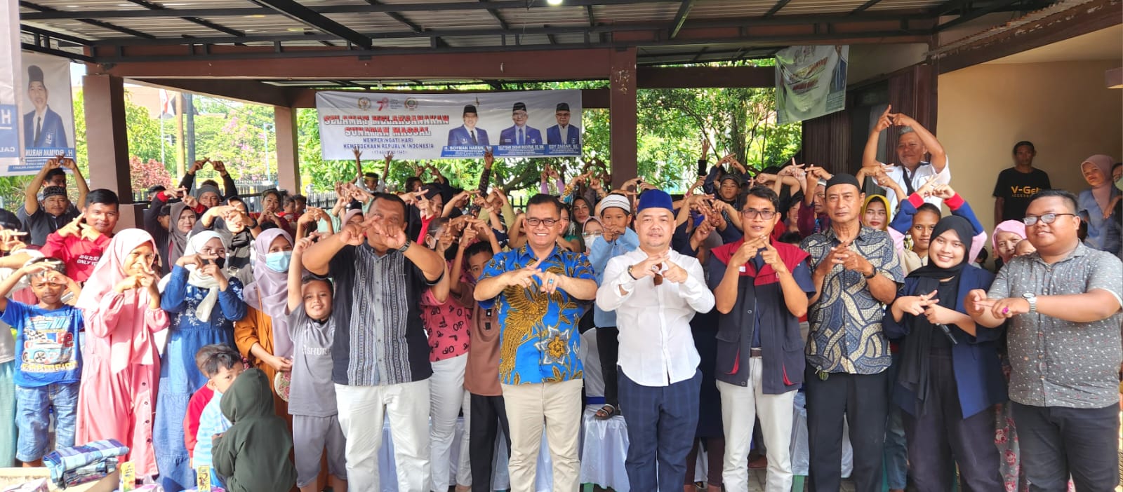 Anggota DPRD Kota Pontianak, Zulfydar Zaidar Mochtar foto bersama di sela-sela kegiatan sunatan massal dalam rangka memeriahkan HUT RI ke-78, di Gang Mursalin, Kecamatan Pontianak Kota, Sabtu (12/08/2023). (Foto: Jauhari)