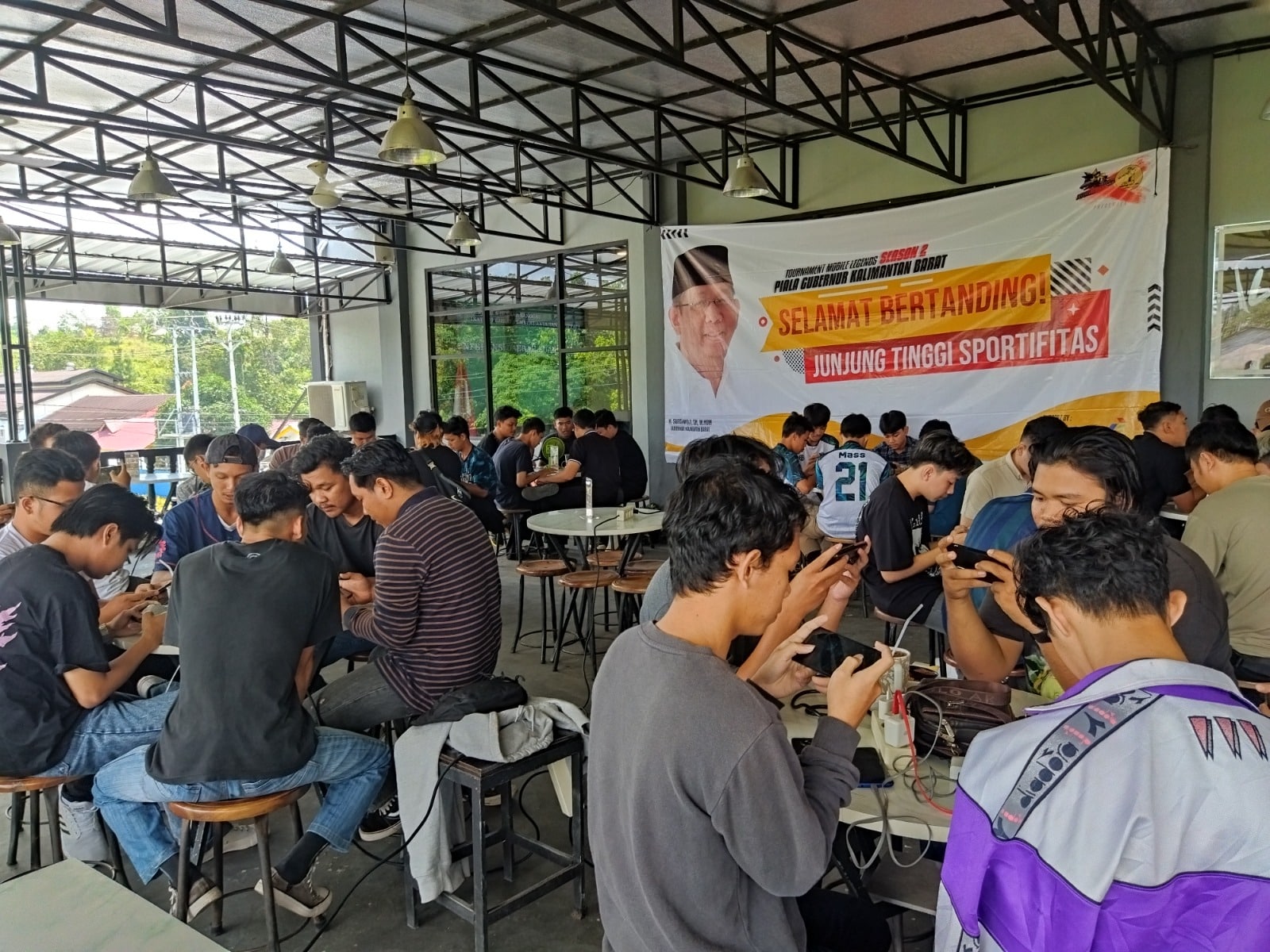 Suasana Turnamen Mobile Legends Piala Gubernur Kalbar di Aming Coffee Sanggau. (Foto: ESJ Pontianak)