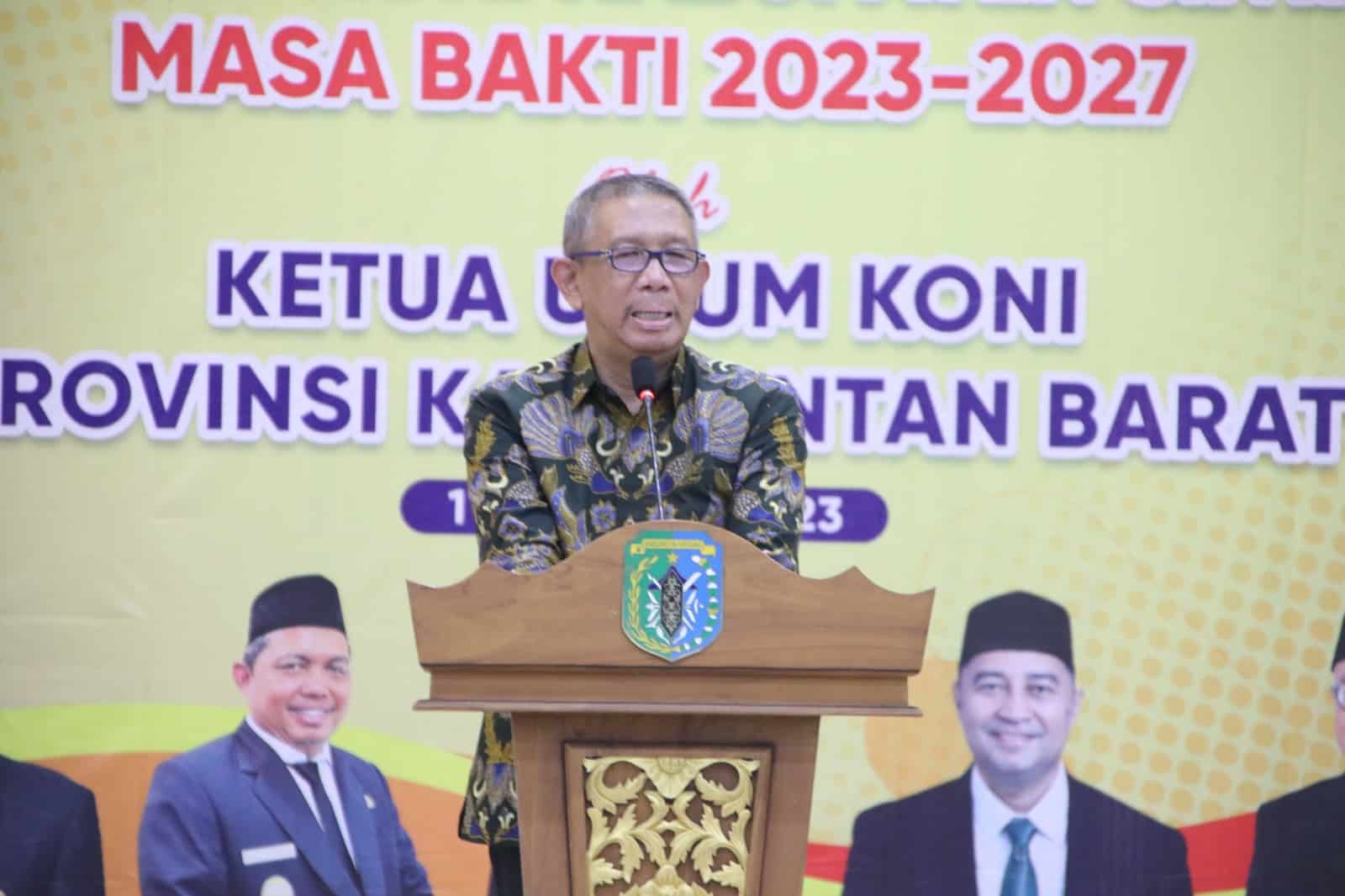 Gubernur Kalimantan Barat, Sutarmidji memberikan kata sambutan dalam acara pelantikan pengurus KONI Kabupaten Sintang masa bakti 2023 - 2027, di Pendopo Bupati Sintang, Jumat (11/08/2023) malam. (Foto: Jauhari)