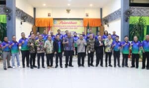 Gubernur Kalimantan Barat, Sutarmidji foto bersama dalam acara pelantikan pengurus KONI Kabupaten Sintang masa bakti 2023 - 2027, di Pendopo Bupati Sintang, Jumat (11/08/2023) malam. (Foto: Jauhari)