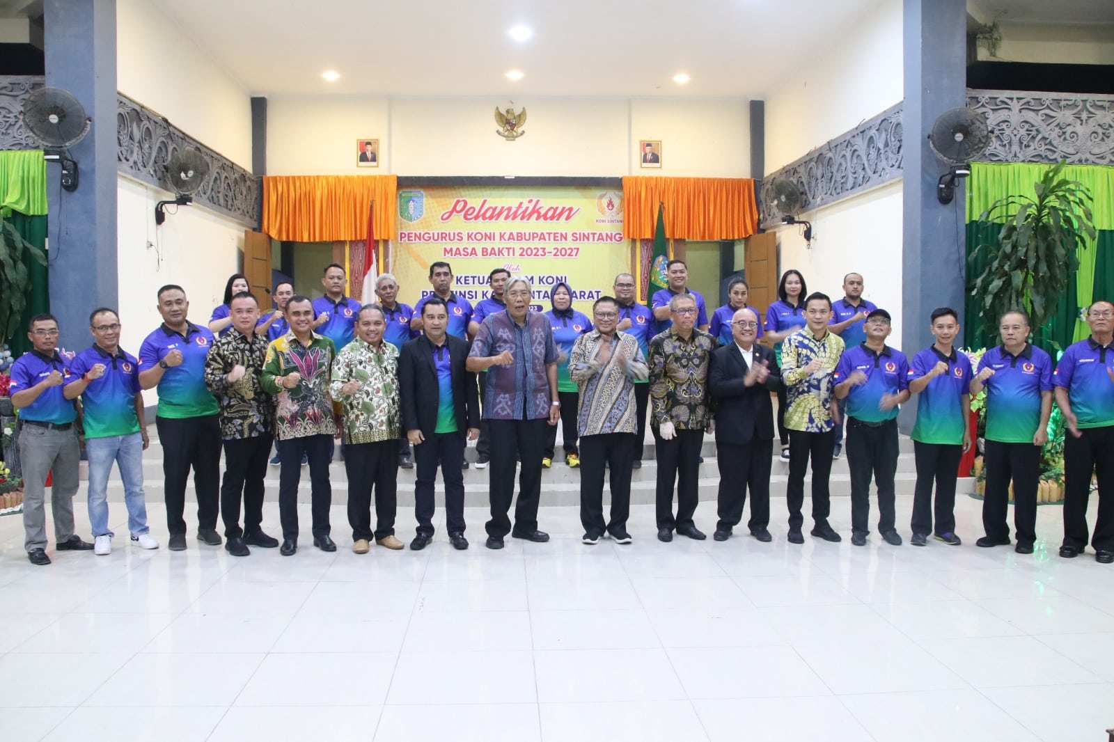 Gubernur Kalimantan Barat, Sutarmidji foto bersama dalam acara pelantikan pengurus KONI Kabupaten Sintang masa bakti 2023 - 2027, di Pendopo Bupati Sintang, Jumat (11/08/2023) malam. (Foto: Jauhari)