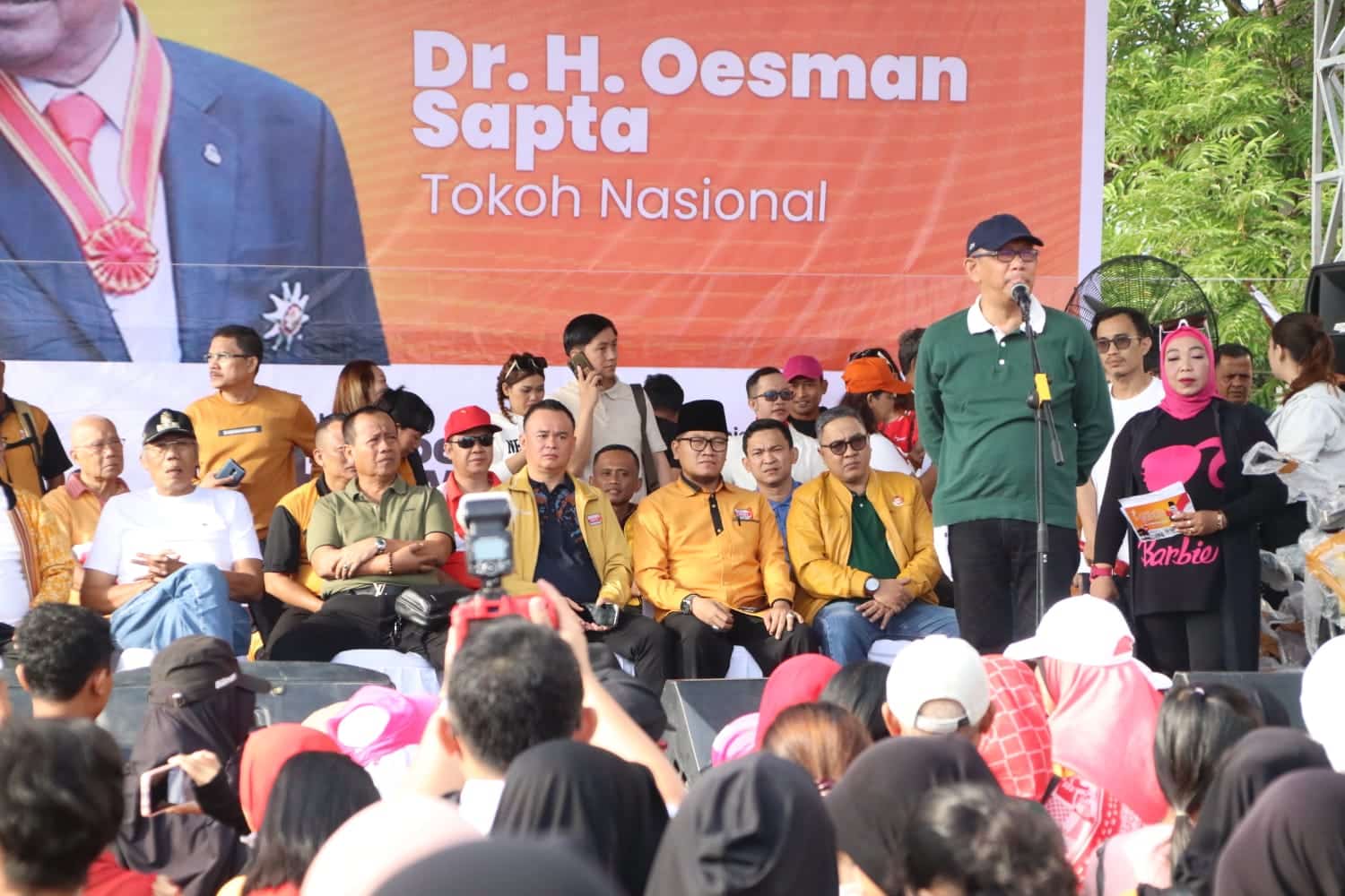 Gubernur Kalimantan Barat, Sutarmidji memberikan kata sambutan pada acara jalan sehat dalam rangka HUT RI ke 78, di Komplek Stadion Baning, Kabupaten. Sintang, Sabtu (12/08/2023). (Foto: Biro Adpim For KalbarOnline.com)