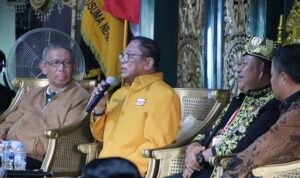 Tokoh nasional Oesman Sapta Odang (OSO) memberikan kata sambutan di Keraton Kerajaan Kusuma Negara, Kabupaten Sekadau, Sabtu (12/08/2023). (Foto: Biro Adpim For KalbarOnline.com)