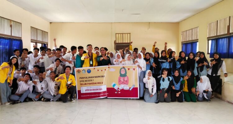 Mahasiswa KKN UPB Pontianak foto bersama kepala sekolah, para guru dan peserta Sosialisasikan Bahaya Narkoba di SMAN 1 Teluk Pakedai. (Foto: Jauhari)