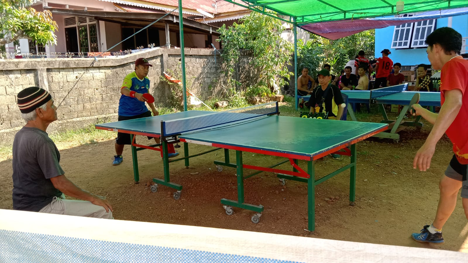 Ketua Umum KONI Kapuas Hulu yang juga Ketua Pengkab PTMSI Kapuas Hulu, Anwar Sanusi alias Bang Boy mengikuti kejuaraan tenis meja. (Foto: Ishaq/KalbarOnline.com)