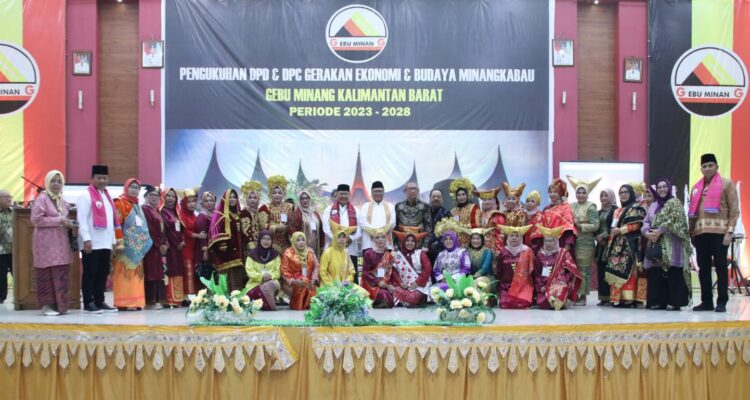 Foto bersama dalam acara Pengukuhan DPD dan DPC Gerakan Ekonomi dan Budaya Minangkabau (Gebu Minang) Provinsi Kalimantan Barat Periode 2023 - 2028, di Balai Batomu Kabupaten Sanggau, Sabtu (12/8/2023) malam. (Foto: Biro Adpim For KalbarOnline.com)