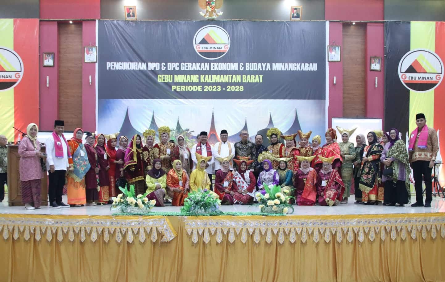 Foto bersama dalam acara Pengukuhan DPD dan DPC Gerakan Ekonomi dan Budaya Minangkabau (Gebu Minang) Provinsi Kalimantan Barat Periode 2023 - 2028, di Balai Batomu Kabupaten Sanggau, Sabtu (12/8/2023) malam. (Foto: Biro Adpim For KalbarOnline.com)