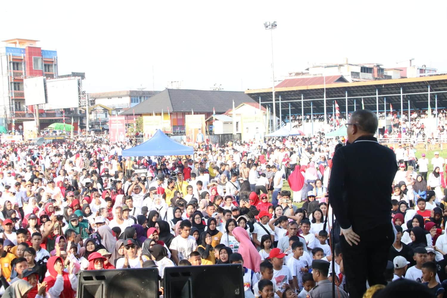 Gubernur Kalimantan Barat, Sutarmidji memberikan kata sambutan dalam acara Jalan Sehat Kebangsaan bersama tokoh nasional asal Kalbar Oesman Sapta Odang (OSO), di Lapangan Sepak Bola Rawa Bakti Kabupaten Sanggau, Minggu (13/08/2023). (Foto: Biro Adpim For KalbarOnline.com)