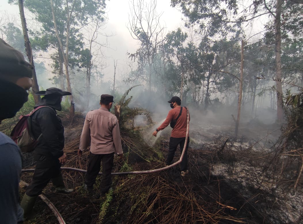 Kepolisian bersama stakeholder terkait melakukan pendinginan dan pemantauan terhadap kebakaran hutan dan lahan (karhutla) di wilayah Kabupaten Kubu Raya. (Foto: Polres Kubu Raya)