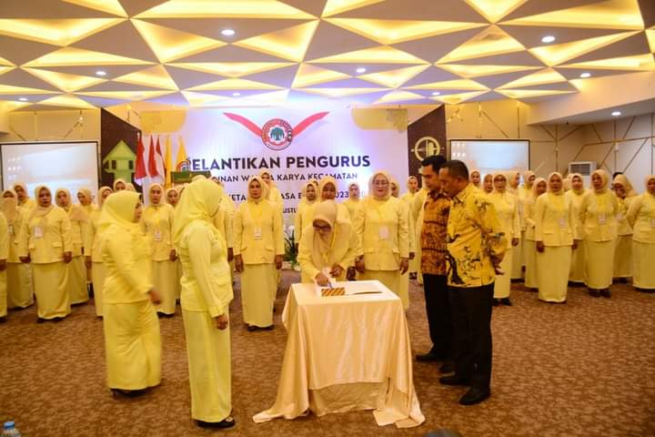 Seremonial pelantikan pengurus Himpunan Wanita Karya (HWK) Kecamatan masa bakti 2023 - 2028, di Borneo Emerald Hotel, Ketapang, Minggu (13/08/2023). (Foto: Adi LC)