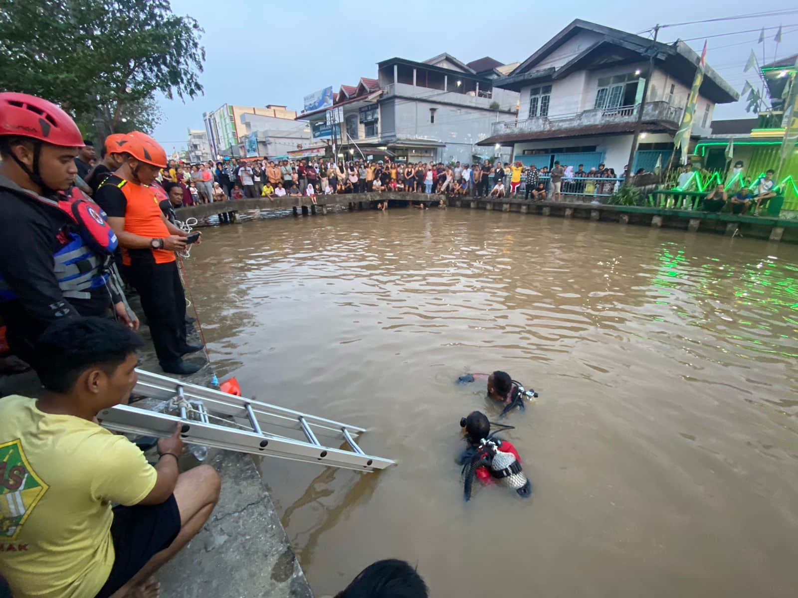 Tim SAR gabungan melakukan evakuasi terhadap korban tenggelam. (Foto: Tim SAR)