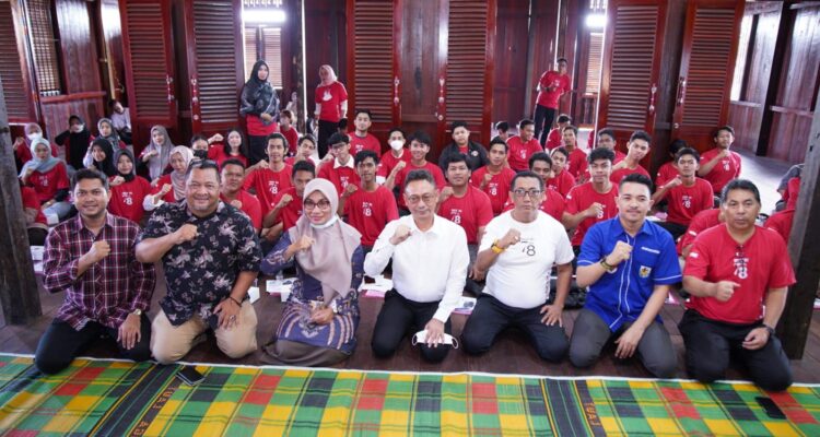 Wali Kota Pontianak, Edi Rusdi Kamtono foto bersama peserta Pelatihan Dasar (Latsar) Manajemen Kepemimpinan Bagi Organisasi Kepemudaan Tahun 2023, di Rumah Budaya, Rabu (16/08/2023). (Foto: Indri)