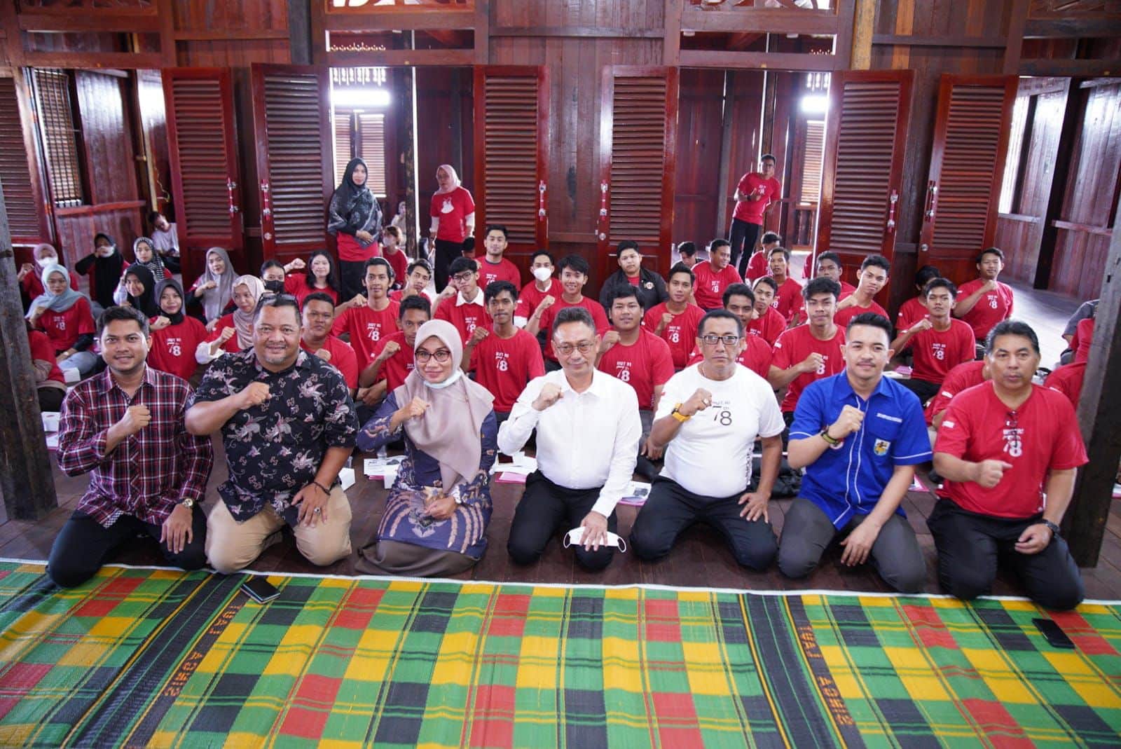 Wali Kota Pontianak, Edi Rusdi Kamtono foto bersama peserta Pelatihan Dasar (Latsar) Manajemen Kepemimpinan Bagi Organisasi Kepemudaan Tahun 2023, di Rumah Budaya, Rabu (16/08/2023). (Foto: Indri)