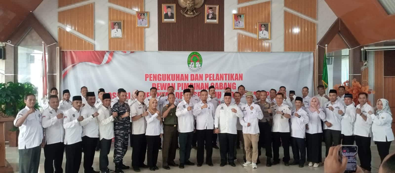 Foto bersama Forkopimda dengan jajaran pengurus DPC Apdesi Kabupaten Ketapang masa bakti 2023 - 2028. (Foto: Adi LC)