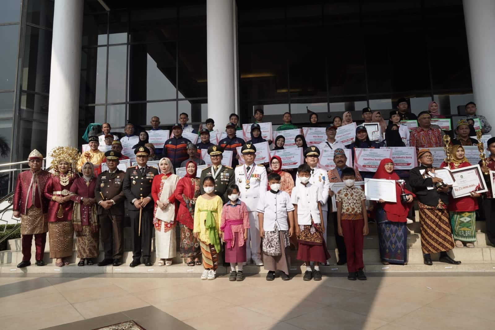 Gubernur Provinsi (Pemprov) Kalbar, Sutarmidji foto bersama para penerima penghargaan, pada momen perayaan HUT ke-78 RI tahun 2023, Kamis (17/08/2023). (Foto: Jauhari)