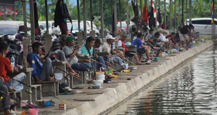 Lomba Mancing Piala Wali Kota Pontianak di Kolam Pemancingan Air Berembang, Pal 9, Kecamatan Sungai Kakap, Kabupaten Kubu Raya, Kamis (17/08/2023). (Foto: Indri)