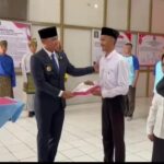 Wakil Bupati Kapuas Hulu, Wahyudi Hidayat menyerahkan berkas remisi kepada narapidana Rutan Kelas II B Putussibau. (Foto: Istimewa)