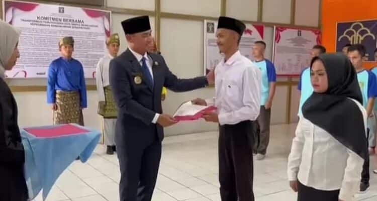 Wakil Bupati Kapuas Hulu, Wahyudi Hidayat menyerahkan berkas remisi kepada narapidana Rutan Kelas II B Putussibau. (Foto: Istimewa)