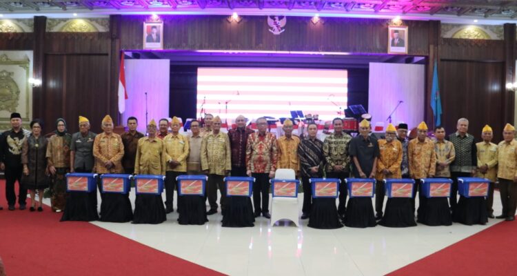 Foto bersama dalam acara Resepsi Kenegaraan Peringatan Dirgahayu Kemerdekaan Republik Indonesia ke-78 tahun 2023, di Pendopo Gubernur Kalimantan Barat, Kamis (17/08/2023) malam. (Foto: Biro Adpim For KalbarOnline.com)