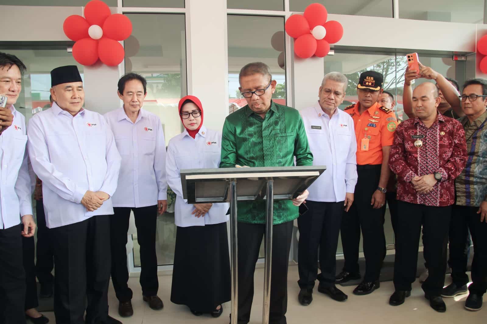 Gubernur Kalbar, Sutarmidji menandatangani prasasti peresmian gedung baru PMI Provinsi Kalbar di Jalan Letjen Sutoyo, Kota Pontianak. (Foto: Biro Adpim For KalbarOnline.com)