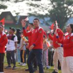 Bupati Kapuas Hulu, Fransiskus Diaan mengikuti senam massal dalam rangka memeriahkan HUT RI ke-78, di Stadion Uncak Kapuas Putussibau, Jumat (18/08/2023). (Foto: Ishaq)